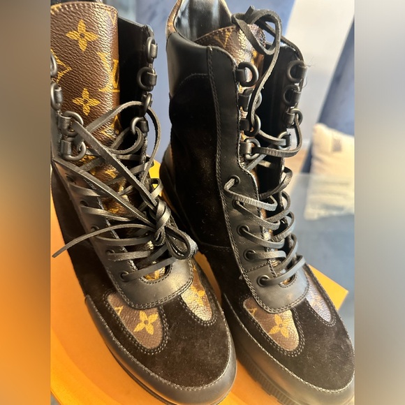 AUTHENTIC Louis Vuitton Laureate Platform Desert Boot (Black) - Picture 8 of 10